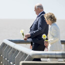 King Harald and Queen Sonja  threw flowers into the Rio de la Plata in remembrance of those who lost their lives. Photo Heiko Junge, NTB scanpix